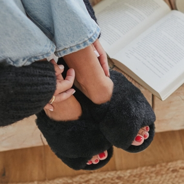 crossover black slippers 