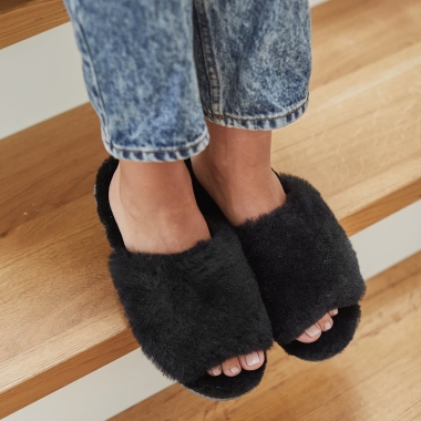 classic black slippers 